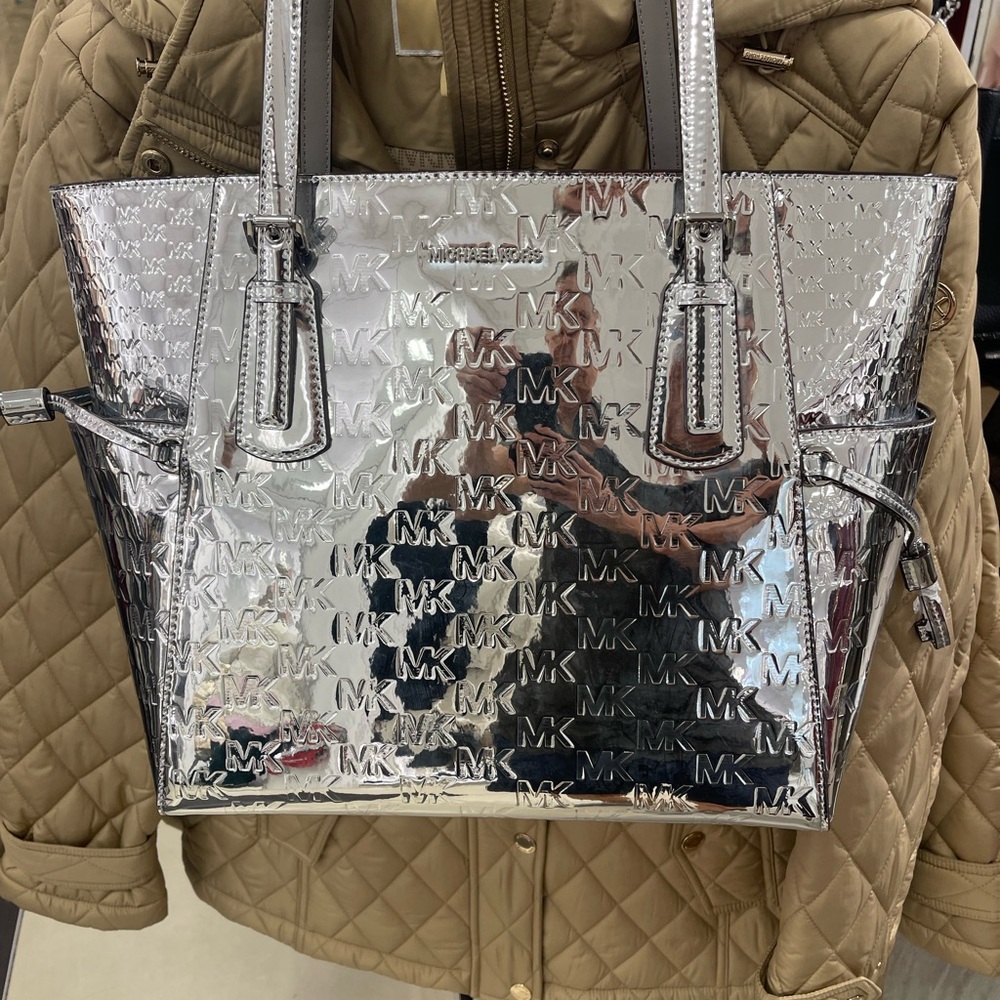 MICHAEL KORS Voyager Large Patent Logo Debossed EW Shoulder Tote Bag
Silver
NWT - Picture 6 of 16